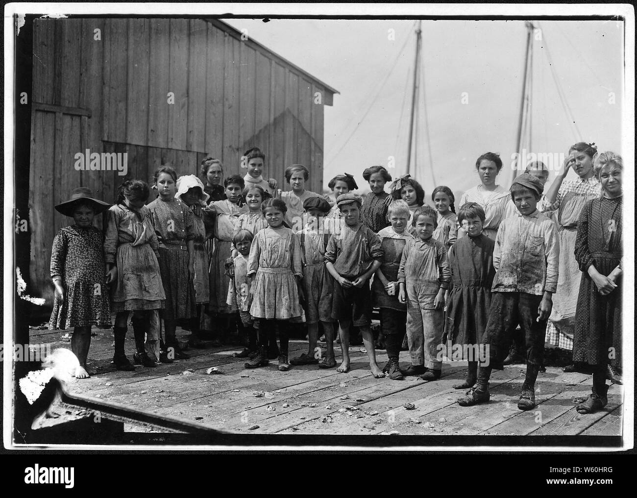 Tutti questi pick gamberetti al Peerless Oyster Co. Ho dovuto prendere le foto mentre le porzioni sporgenti sono stati a cena come hanno rifiutato di permettere ai bambini di essere nella foto. Fuori di 60 lavoratori, 15 erano apparentemente al di sotto dei 12 anni. Bay St. Louis, Miss. Foto Stock