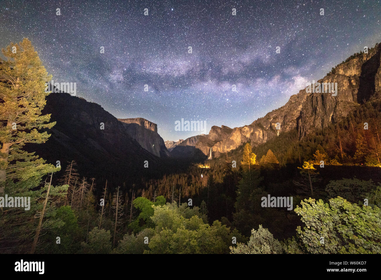 Via lattea stelle che spazia su tutta la valle di Yosemite nel cielo notturno. Foto Stock