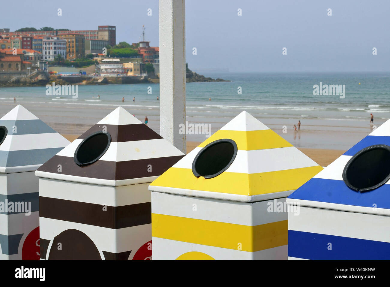 Contenitori di riciclaggio sulla spiaggia. Foto Stock