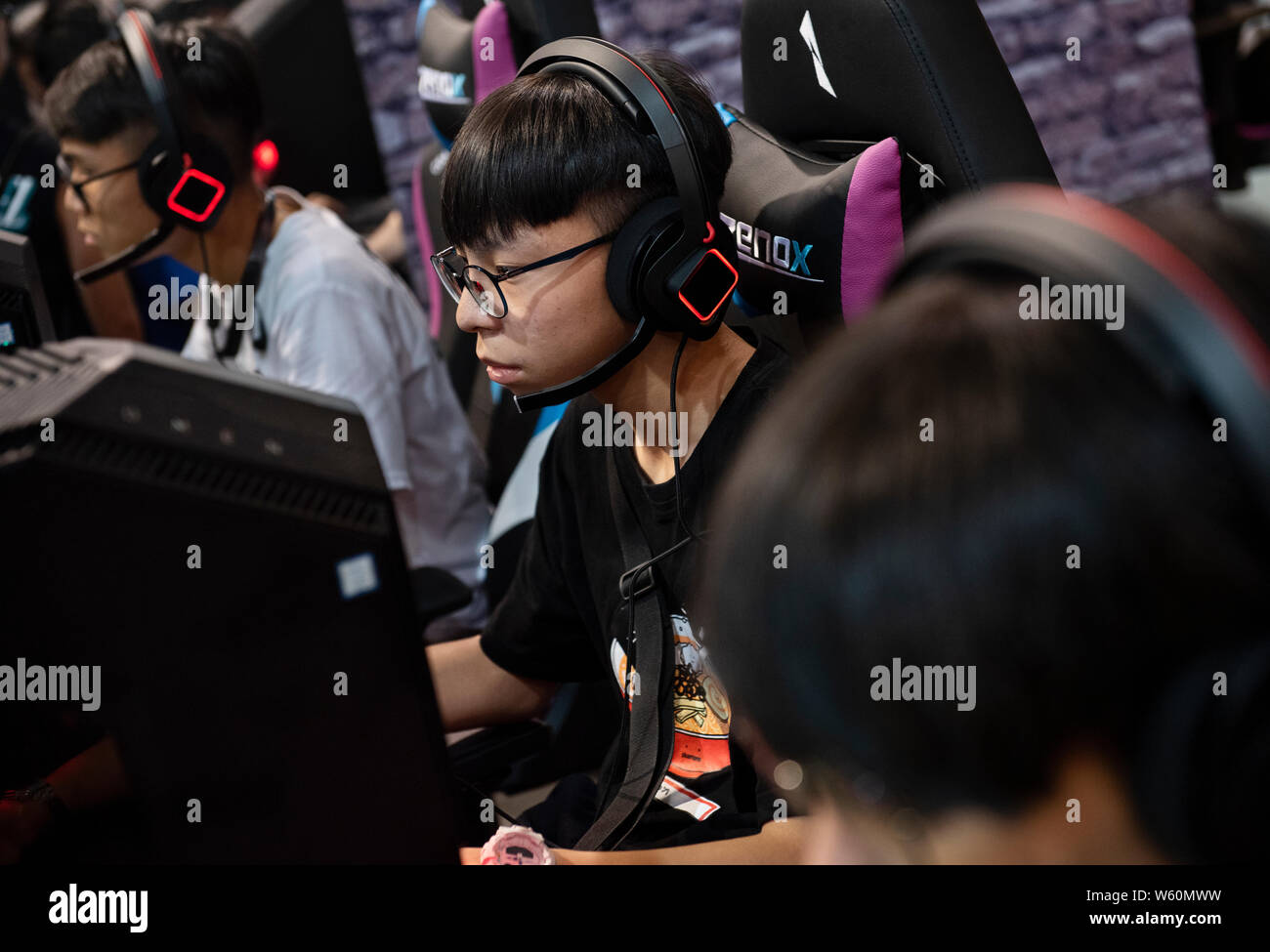 Visitatori giocare con i videogame sul computer durante l'e-Sport e Music Festival di Hong Kong. Foto Stock