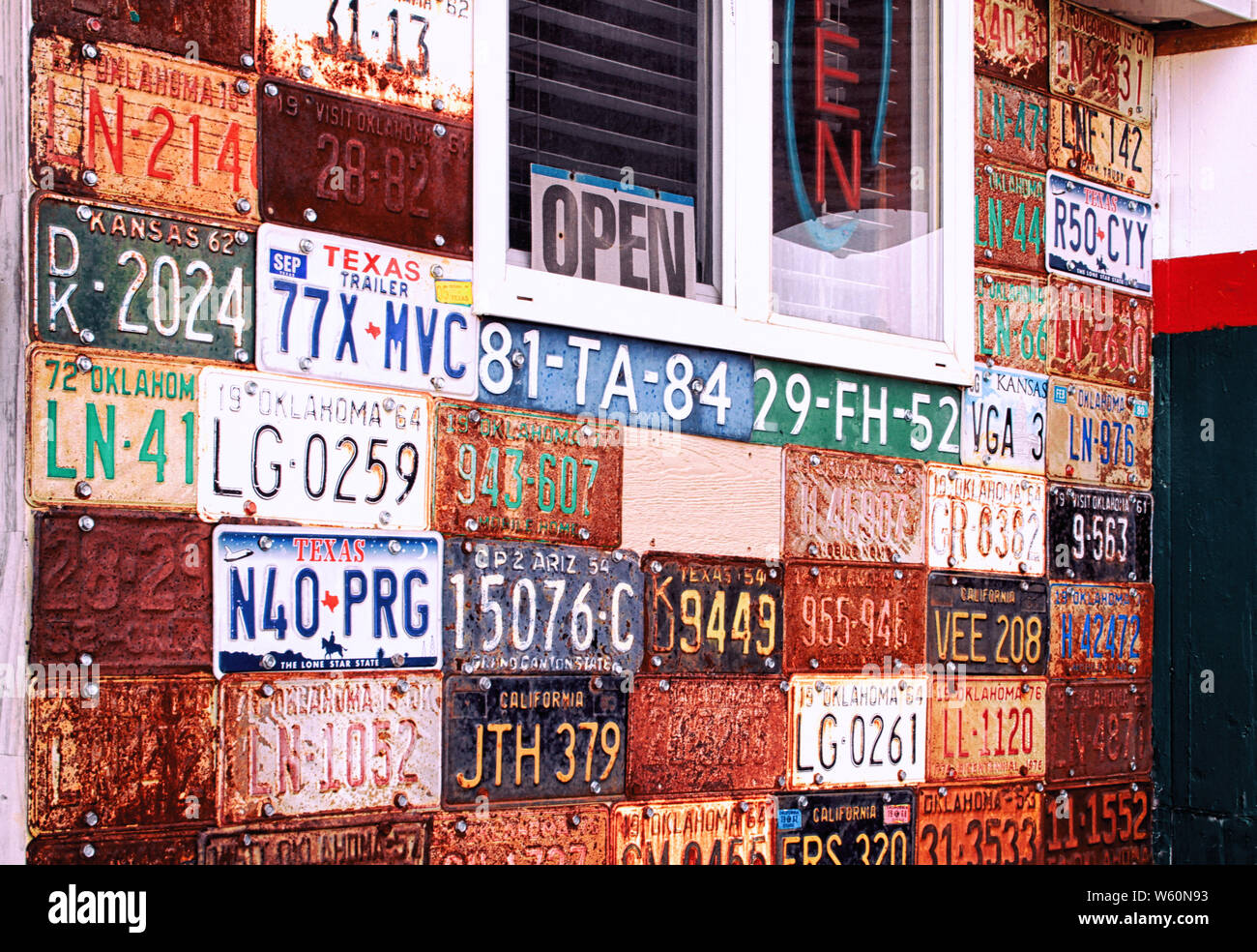 Auto d'epoca tags appendere alla parete esterna di una vecchia stazione Texaco sulla Route 66 in Davenport Oklahoma. Foto Stock