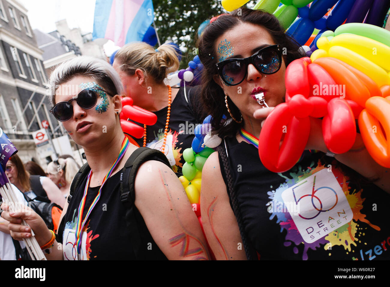 Luglio 6, 2019, London, Regno Unito: i partecipanti festeggiare al Portland Place durante il 2019 Pride Parade a Londra.Questo anno ricorre il cinquantesimo anniversario del 1969 Stonewall tumulti in New York, un insurrezione scatenato da un raid della polizia in un club gay, il Stonewall Inn nel Greenwich Village. I disordini sono spesso visto come il momento che mette in movimento il moderno diritti gay movimento, negli Stati Uniti e oltre. Credito: David Cliff/SOPA Immagini/ZUMA filo/Alamy Live News Foto Stock