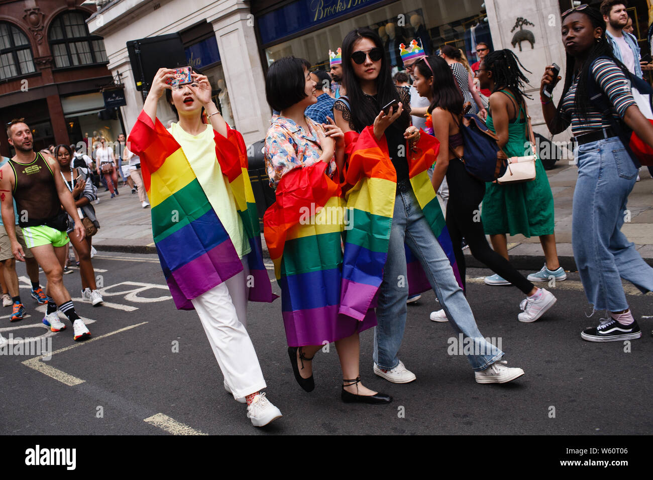 Luglio 6, 2019, London, Regno Unito: festaioli godere durante il 2019 Pride Parade a Londra.Questo anno ricorre il cinquantesimo anniversario del 1969 Stonewall tumulti in New York, un insurrezione scatenato da un raid della polizia in un club gay, il Stonewall Inn nel Greenwich Village. I disordini sono spesso visto come il momento che mette in movimento il moderno diritti gay movimento, negli Stati Uniti e oltre. Credito: David Cliff/SOPA Immagini/ZUMA filo/Alamy Live News Foto Stock