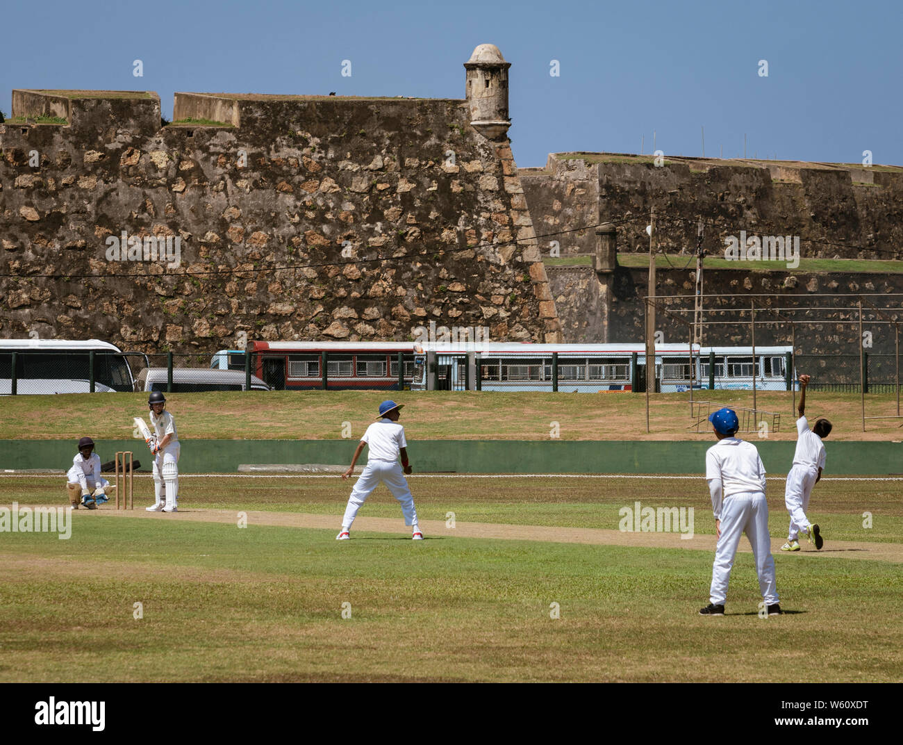 Galle, Sri Lanka - 2019-04-01 - Pratica STeenagers Cricket lega sotto la supervisione di pullman. Foto Stock