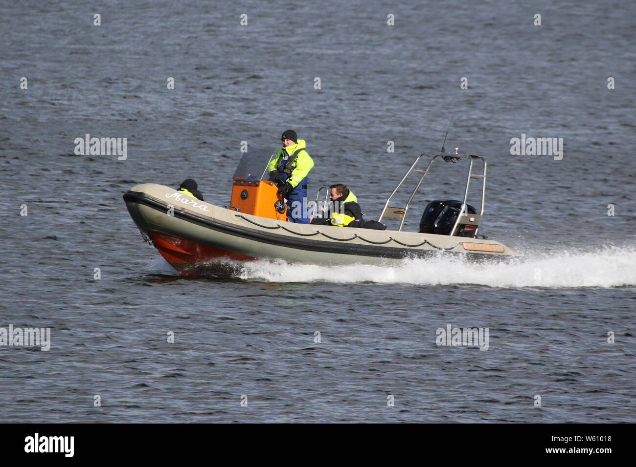 Mara, una rigida a scafo gommone, passando Greenock East India porto sul Firth of Clyde. Foto Stock