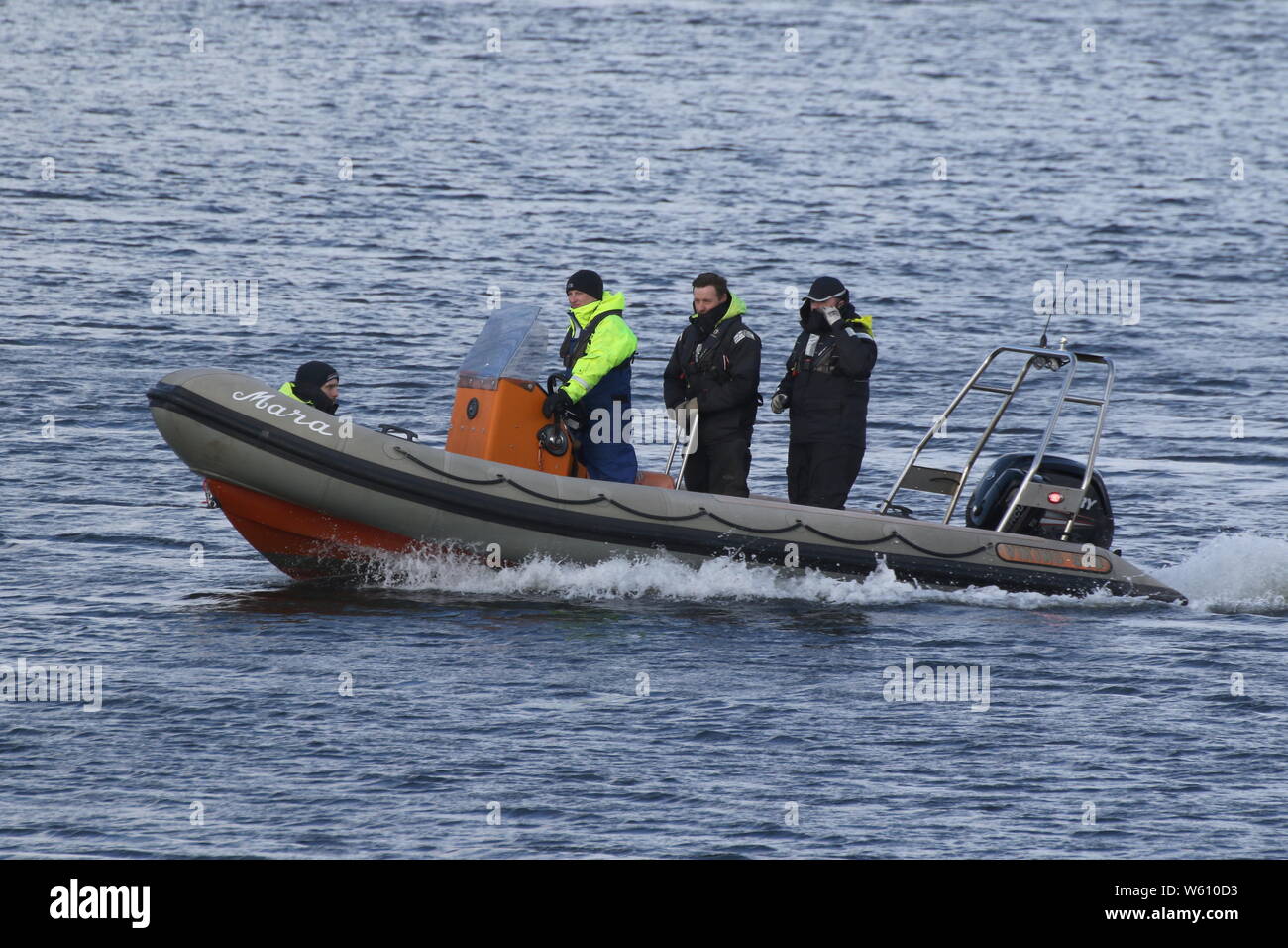 Mara, una rigida a scafo gommone, passando Greenock East India porto sul Firth of Clyde. Foto Stock