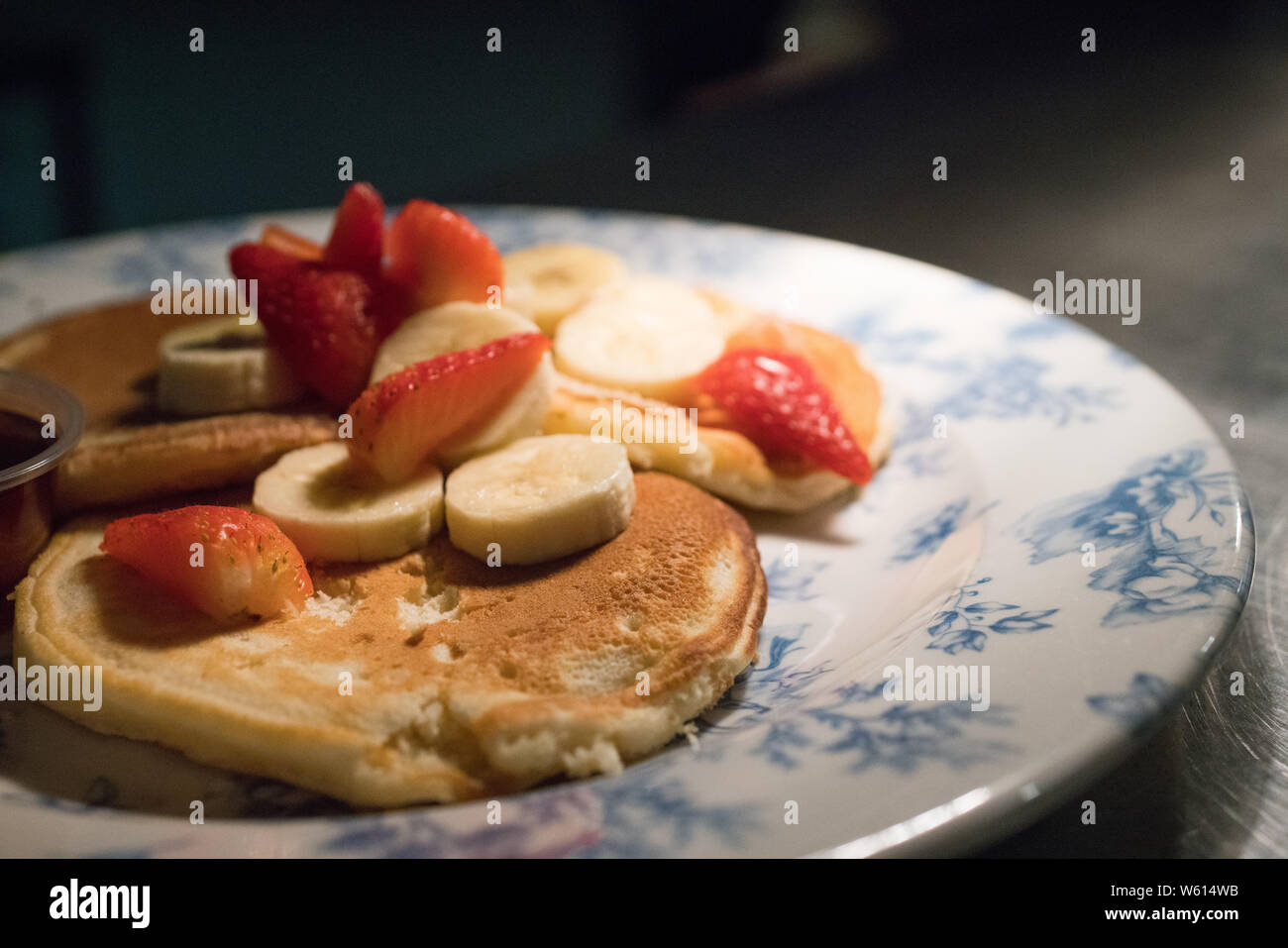 Banana pancake alle fragole Foto Stock