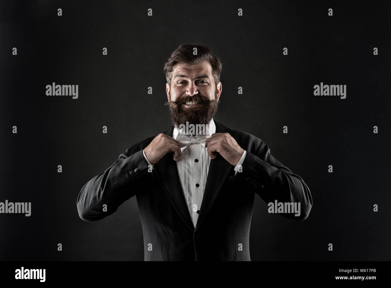 Perfetto per lo sposo. Uomo Barbuto con il filtro bow tie. Ben vestito  scrupolosamente pulite. Tanga abito formale tuxedo. Differenza tra vintage e  classic. Evento ufficiale codice di abbigliamento. Stile classico. Abito