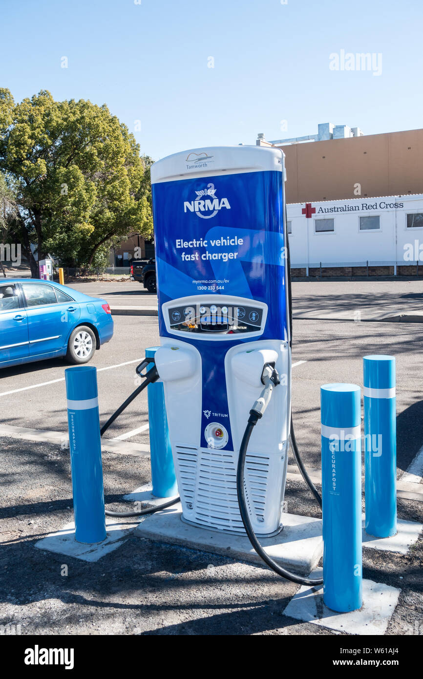 Il veicolo elettrico veloce stazione di carica con sicurezza paracarri a Tamworth in Australia. Foto Stock