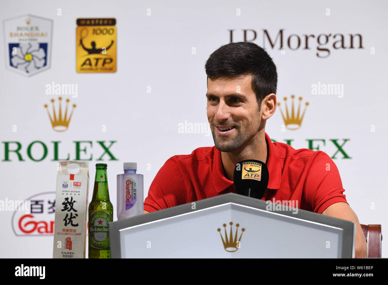 Novak Djokovic di Serbia partecipa a una conferenza stampa dopo la  sconfitta di Borna Coric della Croazia in loro corrispondenza finale degli  uomini singoli durante il Rolex Foto stock - Alamy