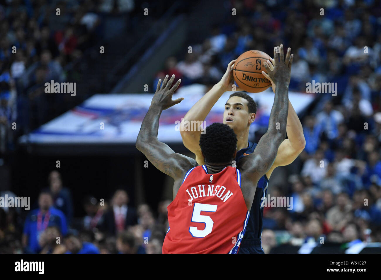 Amir Johnson di Philadelphia 76ers, anteriore, sfide Dwight Powell di Dallas Mavericks durante il match di Shanghai della NBA Giochi di Cina a Shanghai, Foto Stock