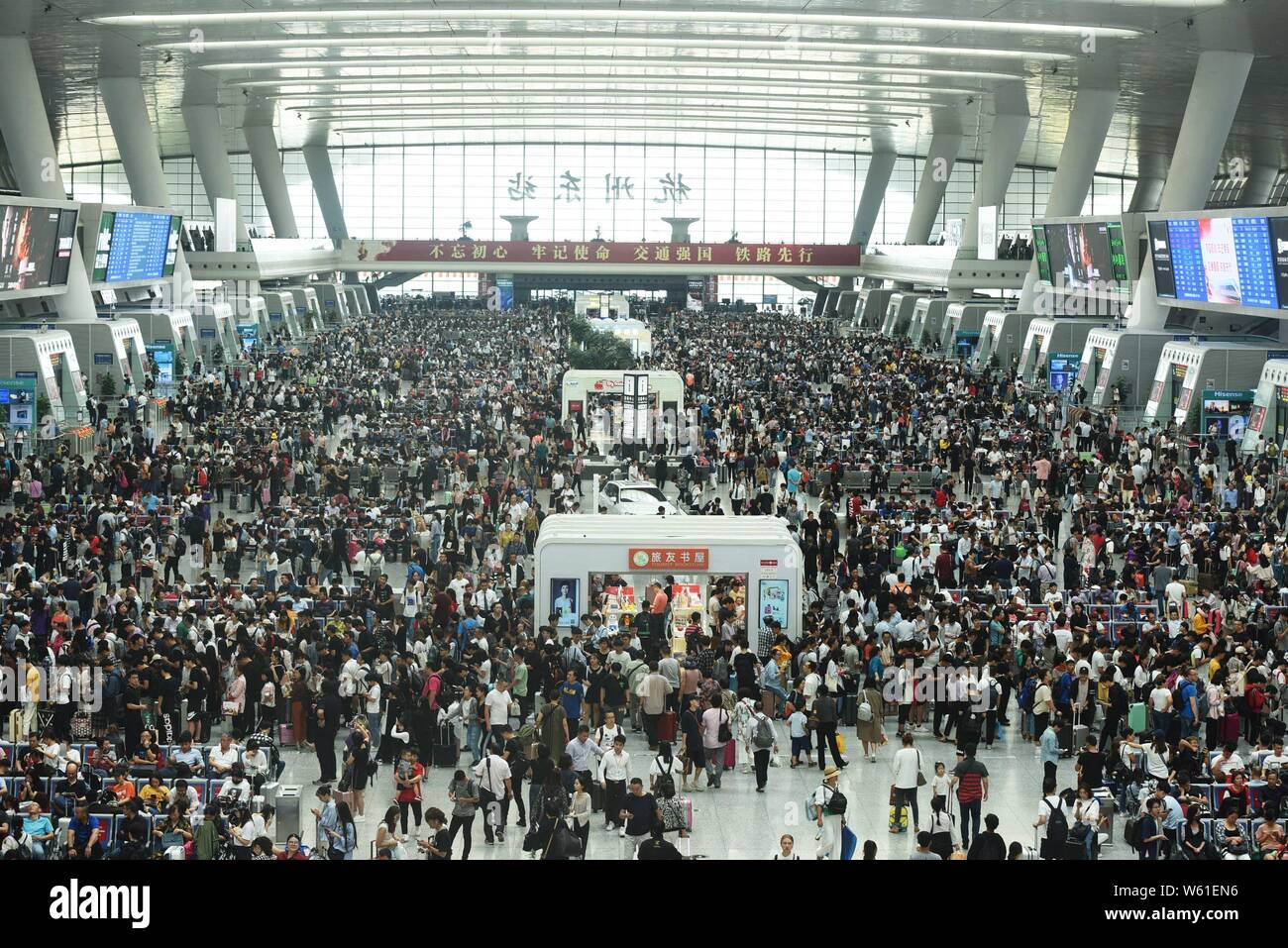 I turisti cinesi e i passeggeri attendere per loro convogli durante la settimana di festa nazionale vacanza all'Hangzhou dalla stazione ferroviaria Est di Hangzhou, Foto Stock