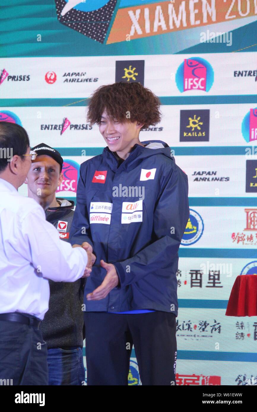 Yoshiyuki Ogata del Giappone assiste la cerimonia di consegna del premio per la stagione complessiva durante il 2018 la Federazione internazionale di arrampicata sportiva (IFSC) World Cup Foto Stock