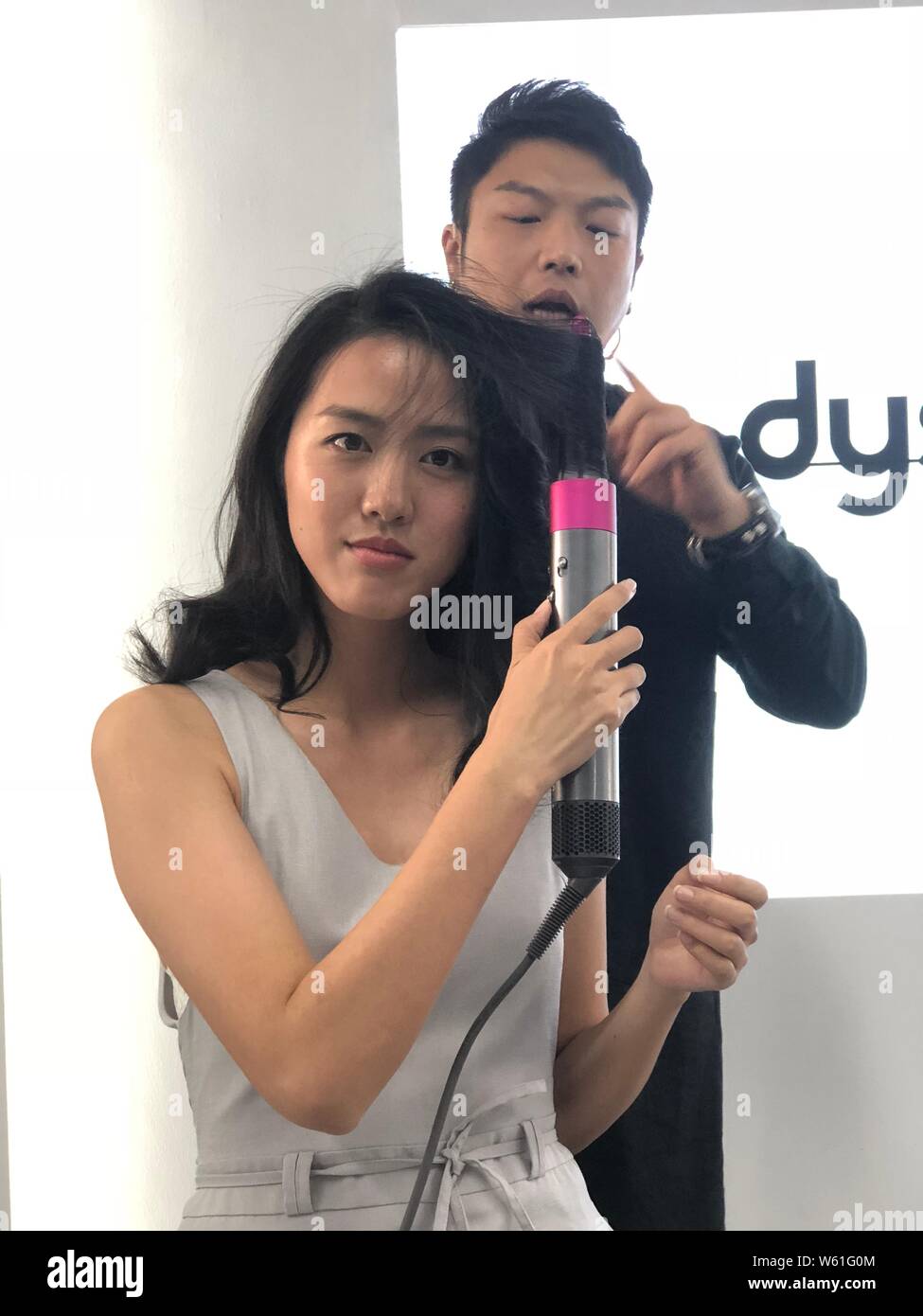 Un hair stylist dimostra il recente rilasciato Dyson Airwrap Styler alla  conferenza stampa a Pechino in Cina, 18 ottobre 2018. Dyson ha rilasciato  Foto stock - Alamy
