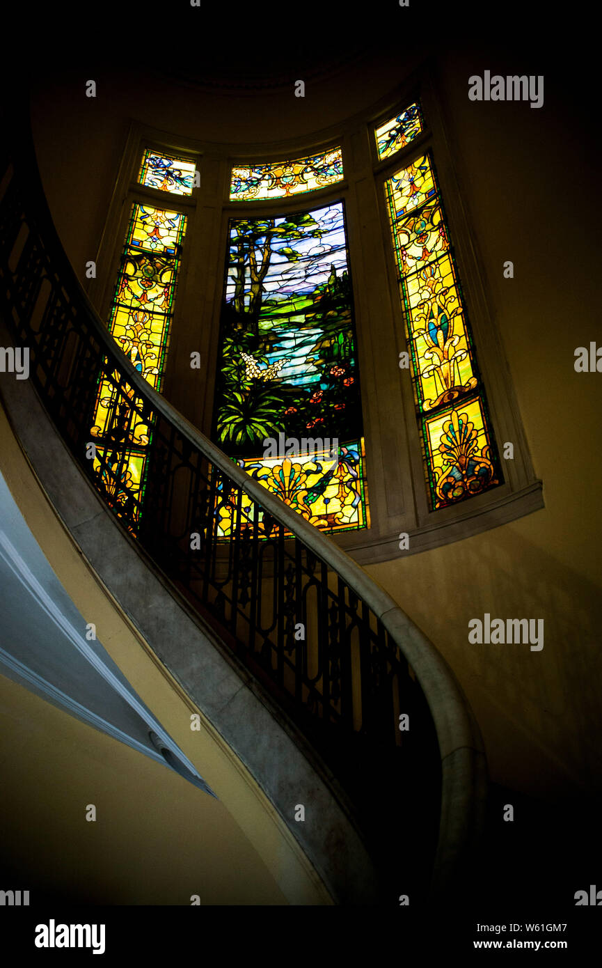 Eleganti vetrate colorate e grande scala di marmo in un ex canna da zucchero mansion in Havana, Cuba Foto Stock