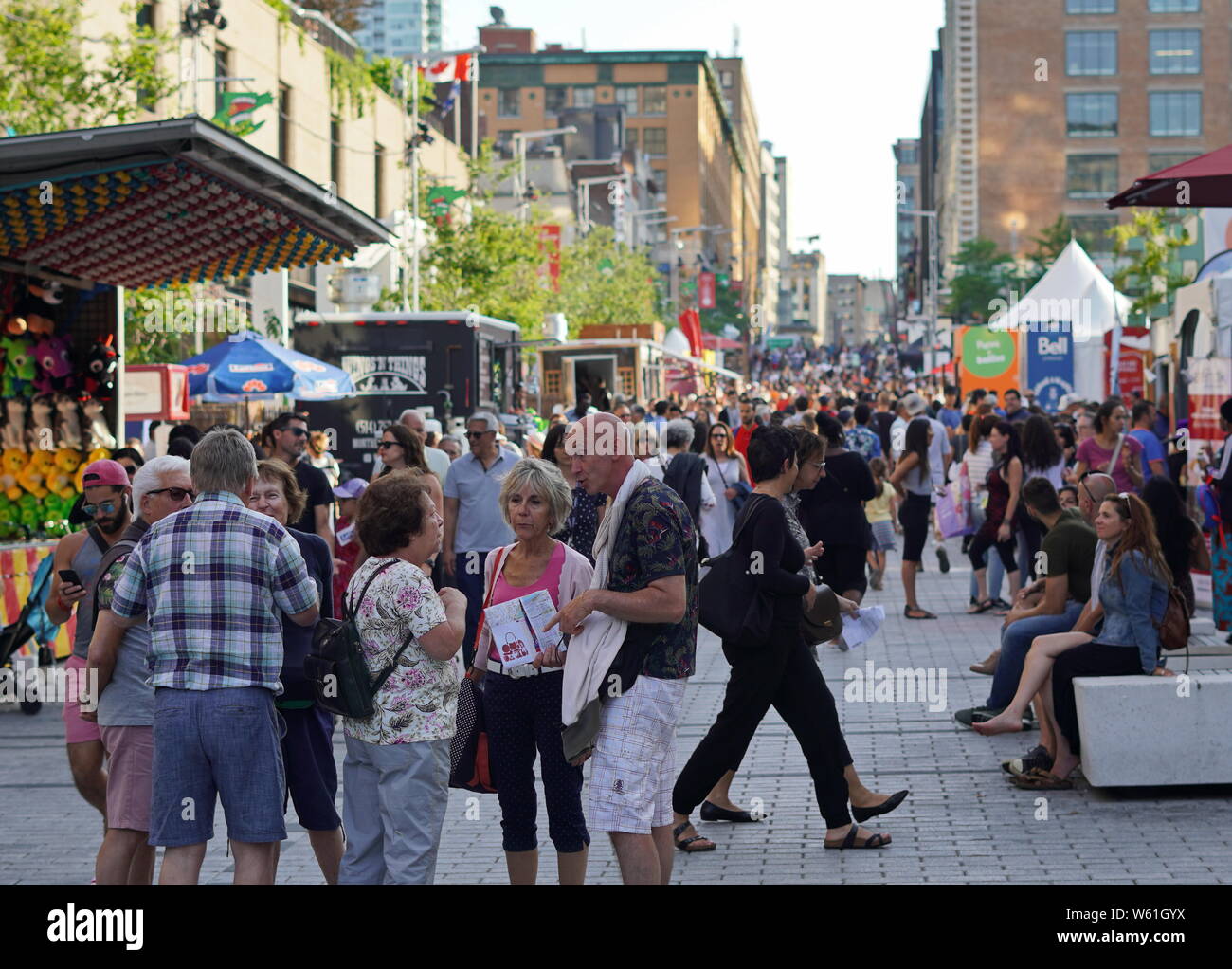 Montreal, Quebec / Canada - Luglio 24, 2019: uno sguardo verso il basso la festosa street a Montreal solo per ride 2019 Foto Stock