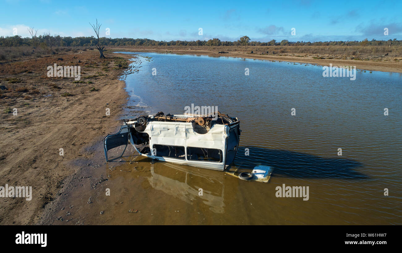 Un veicolo distrutto e oggetto di dumping in una naturale fluviale, vicino Merbein, north western Victoria, Australia Foto Stock