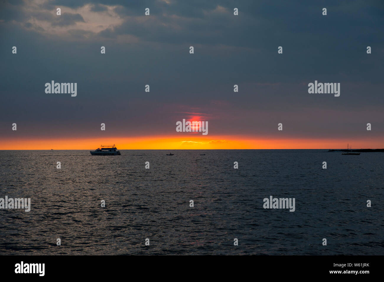Cielo di colore arancione al tramonto su un'isola Hawaiiana. Foto Stock
