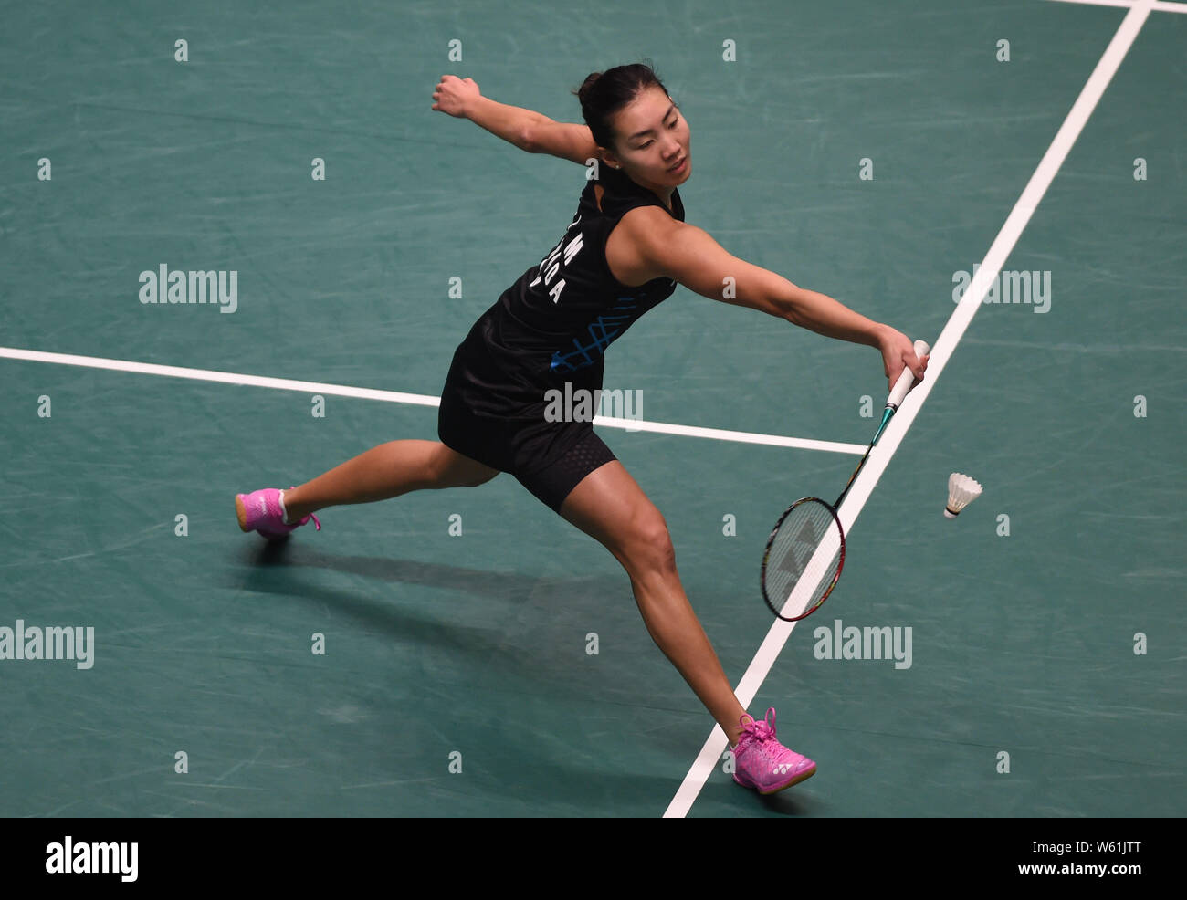 Michelle Li di Canada restituisce un colpo di Sung Shuo-yun di Taipei Cinese nella il loro match di primo turno di donne singoli durante la HSBC BWF World Tour M Foto Stock