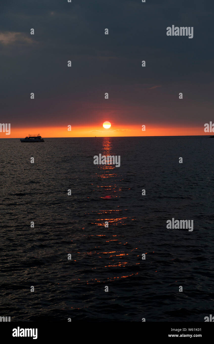 Cielo di colore arancione al tramonto su un'isola Hawaiiana. Foto Stock