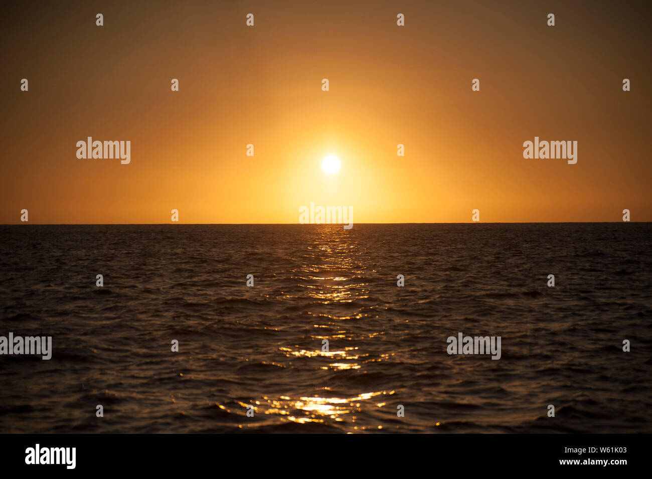 Cielo di colore arancione al tramonto su un'isola Hawaiiana. Foto Stock