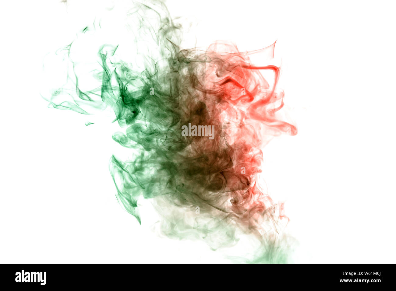 Il processo di miscelazione di colore verde e la vernice rossa su uno sfondo bianco. Stampe per abiti Foto Stock