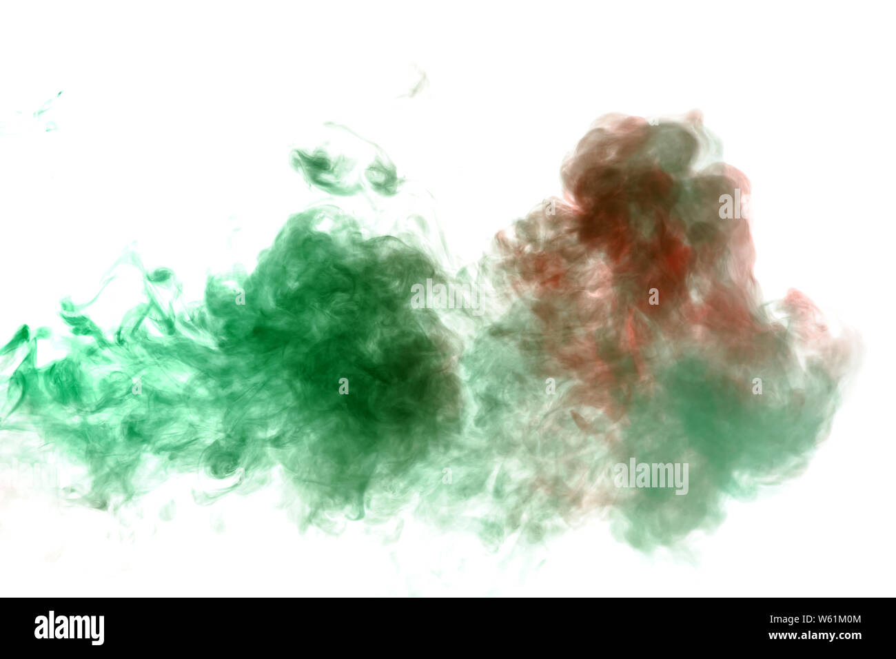 La colonna di nubi di fumo e di modelli di texture diverse forme di colori rosso e verde con lingue di fiamma su un isolato bianco sullo sfondo. Per la stampa Foto Stock