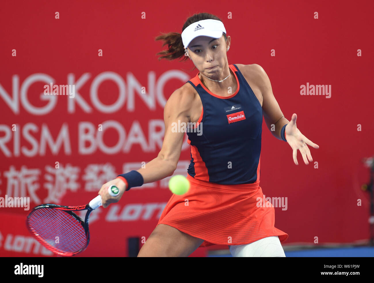 Wang Qiang della Cina restituisce un colpo a Zhang Ling di cinese di Hong Kong per il loro match di primo turno del singolare femminile durante il WTA Hong Kong Tenni Foto Stock