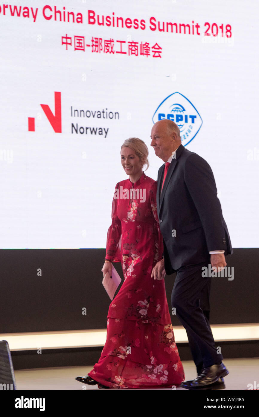 Norwegian Re Harald V, destra e Queen Sonja frequentare il Norway-China Business Summit 2018: pionieristico di soluzioni sostenibili a Pechino in Cina, 16 O Foto Stock