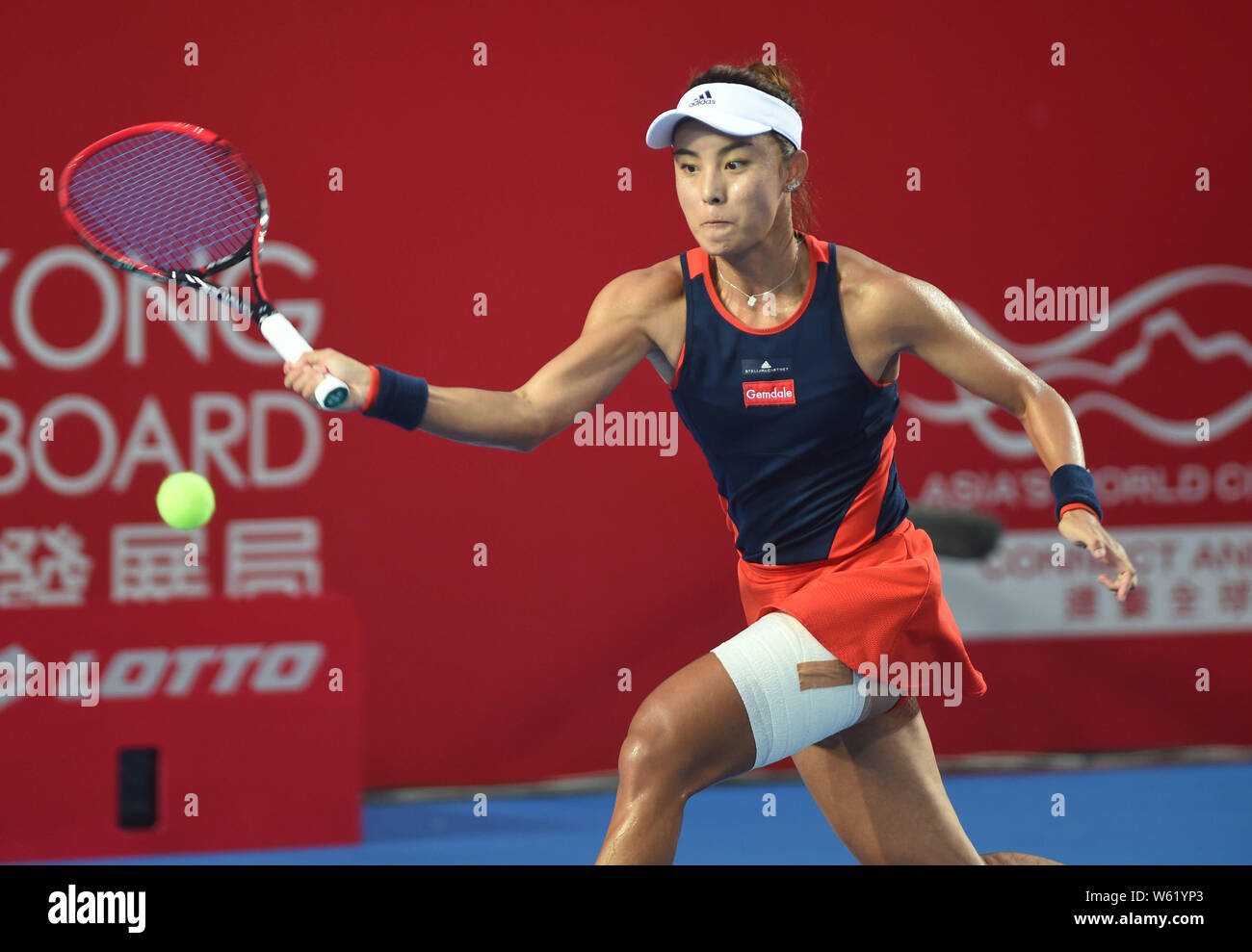 Wang Qiang della Cina restituisce un colpo a Zhang Ling di cinese di Hong Kong per il loro match di primo turno del singolare femminile durante il WTA Hong Kong Tenni Foto Stock