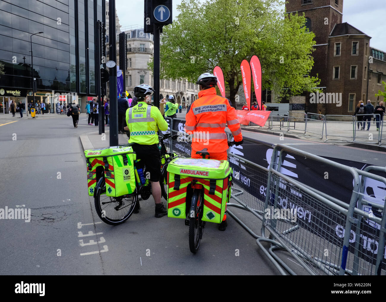 Soldi VIRGIN LONDON MARATHON 2019 - a lunga distanza (26+ miglia) gara tenuto ogni anno a partire dal 1981 dopo aver stabilito da Chris Brasher e John Disley immediatamente dopo Brasher correva in New York City Marathon. Circa 33.000 partecipanti, principalmente dilettanti in esecuzione per carità, sono precedute da un campo di atleti d'elite (maschio e femmina), sedia a rotelle racers, e para-atleti, compresi i non vedenti che di solito eseguiti con 'guide'. Foto Stock