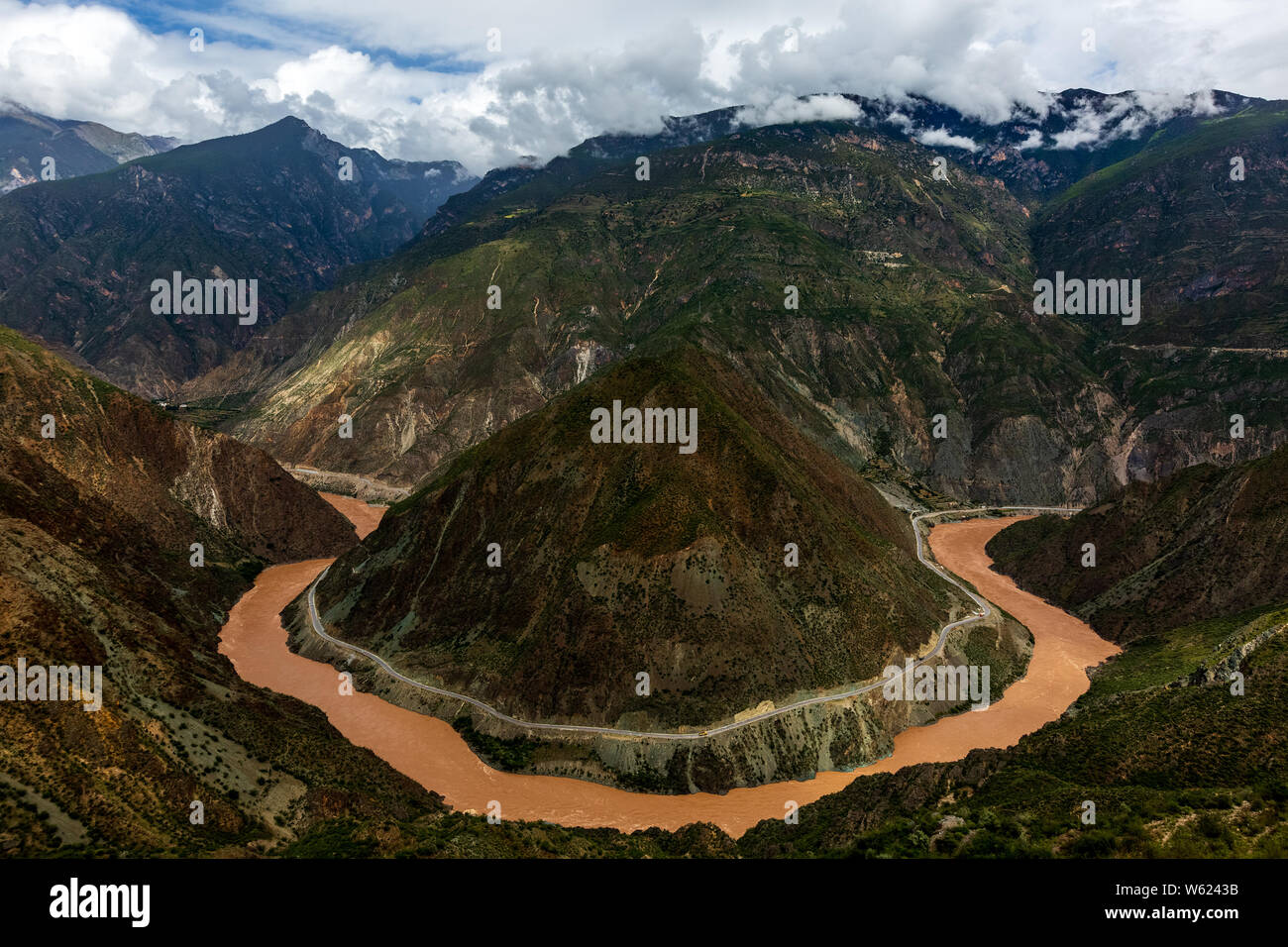 Paesaggio della U prima ansa del fiume Jinsha Jinshajiang (Fiume), il superiore raggiunge del Fiume Yangtze (Fiume Yangtse o Changjiang), sul Foto Stock