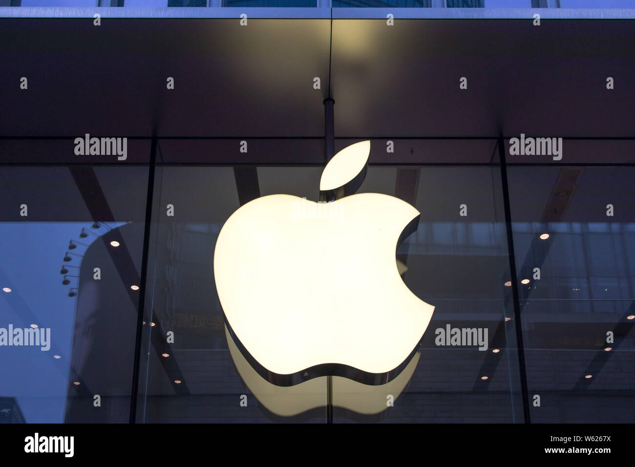 --FILE--Vista di un logo a un'ammiraglia Apple Store in Cina a Shanghai, 21 settembre 2018. Negli Stati Uniti il gigante tech Apple Inc ha inviato una lettera agli Stati Uniti C Foto Stock