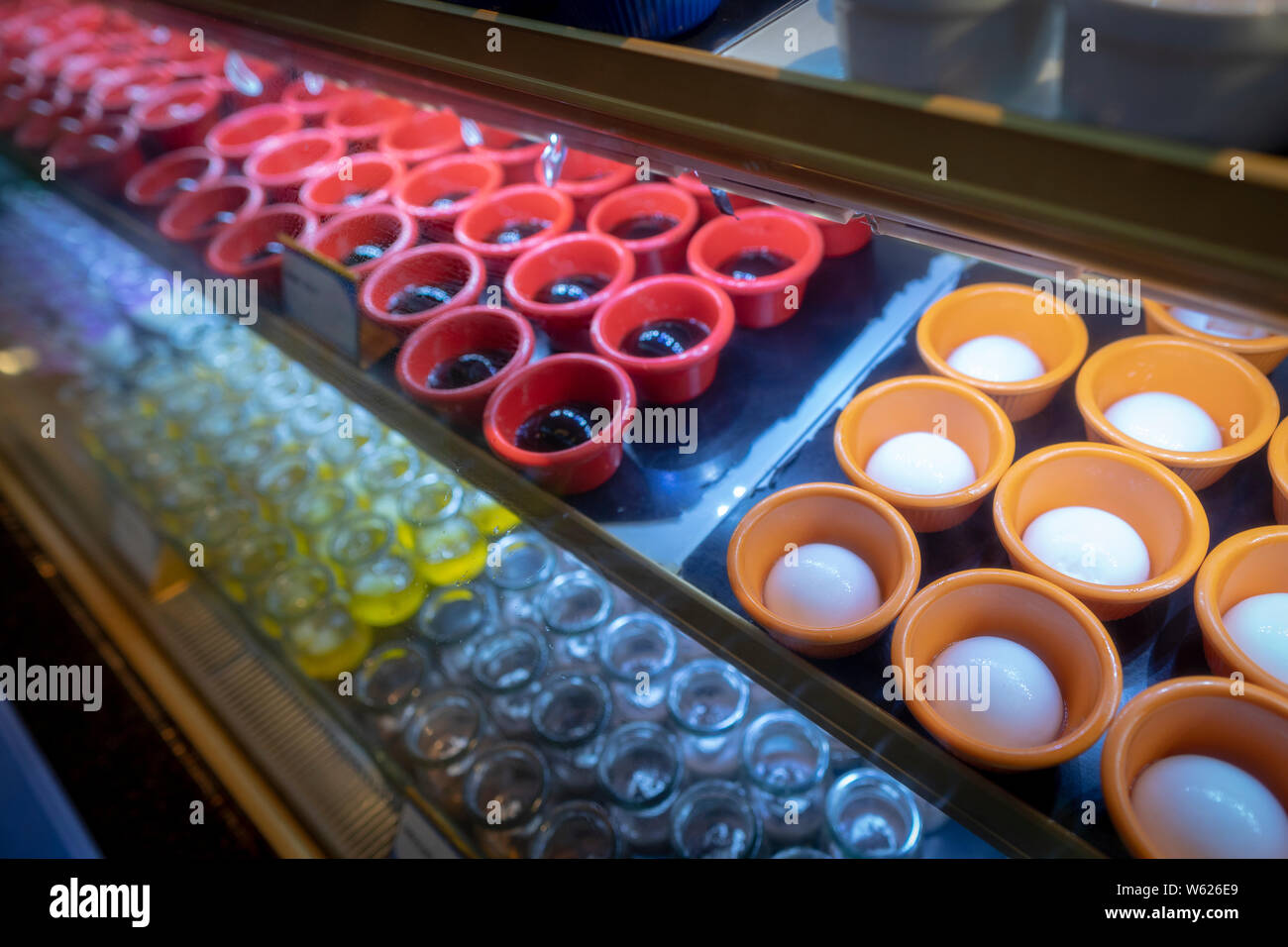 Dolce e salato dessert linea di snack asian buffet del ristorante. Foto Stock