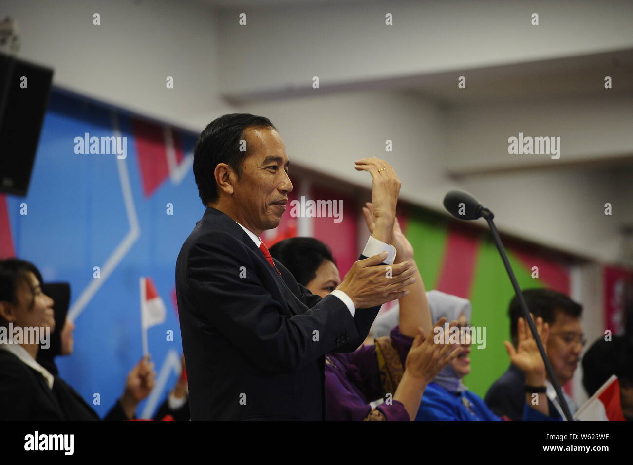 Il Presidente indonesiano Joko Widodo assiste alla cerimonia di apertura del 3° Asian Para giochi a GBK stadio principale di Jakarta, Indonesia, 6 ottobre 2018. Foto Stock