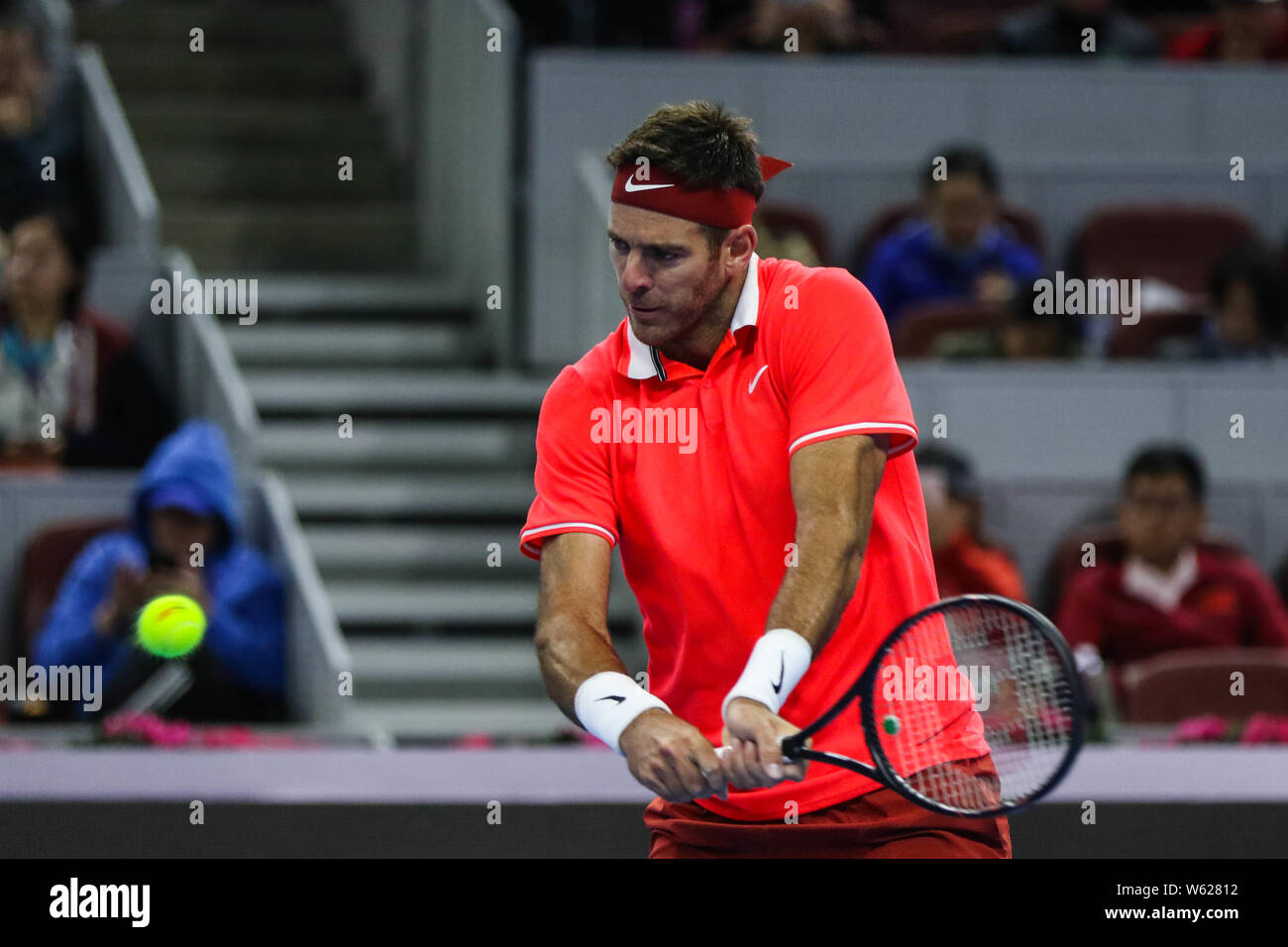 Juan Martin Del Potro di Argentina restituisce un colpo a Nikoloz Basilashvili della Georgia in loro corrispondenza finale degli uomini singoli durante il 2018 la Cina o Foto Stock