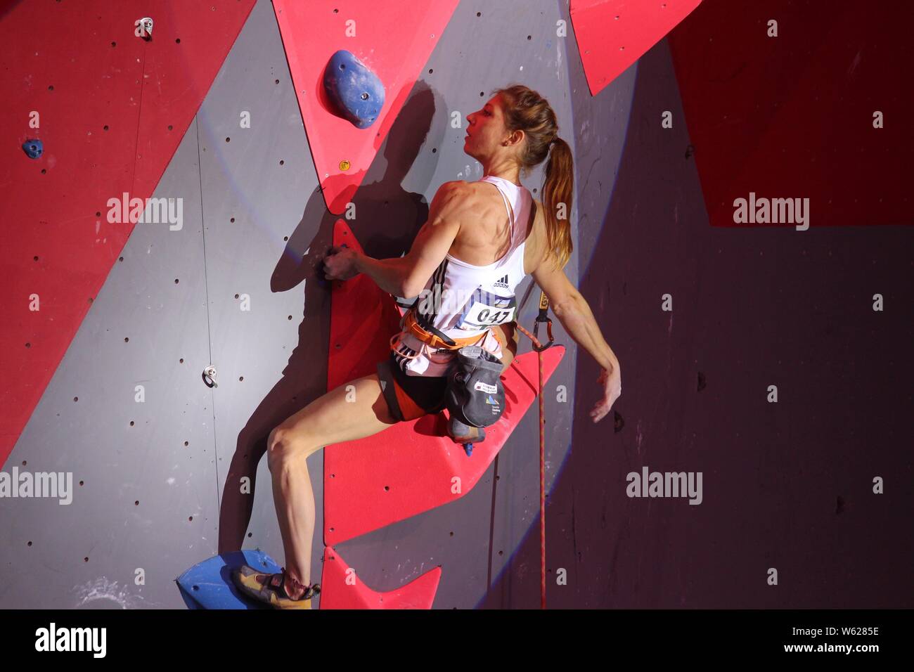 Janja Garnbret di Slovenia compete in donne di portare stagione partita finale durante il 2018 la Federazione internazionale di arrampicata sportiva (IFSC) World Cup Foto Stock