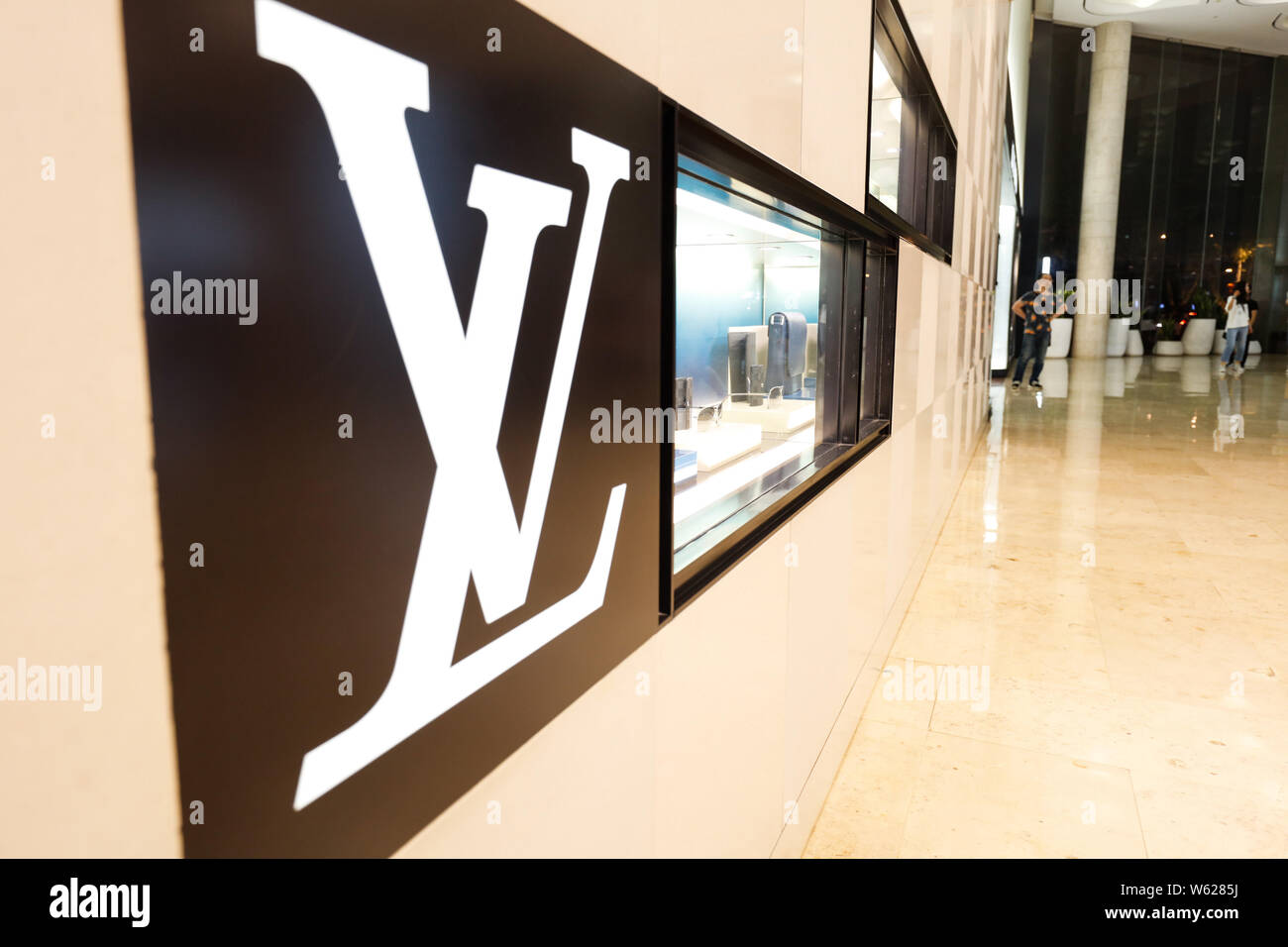 --FILE--Vista di una boutique di Louis Vuitton (LV) presso un centro commerciale per lo shopping nella città di Nanjing East cinese della provincia di Jiangsu, 30 aprile 2018. I cinesi shari Foto Stock