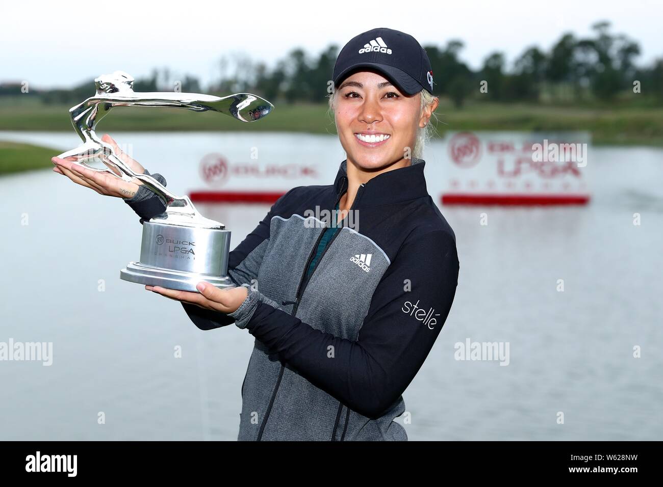 Danielle Kang degli Stati Uniti pone con il suo trofeo dopo aver vinto il round finale del 2018 Buick LPGA Shanghai a Shanghai Qizhong Garden Golf Foto Stock