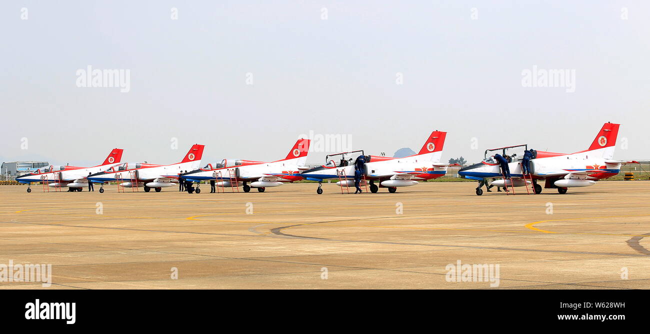 Della Cina di K-8 velivoli da Aerobatic Team 'Hongying" che significa Aquila Rossa, Cinese di PLA (del Popolo della Esercito di Liberazione) Air Force eseguire davanti a th Foto Stock