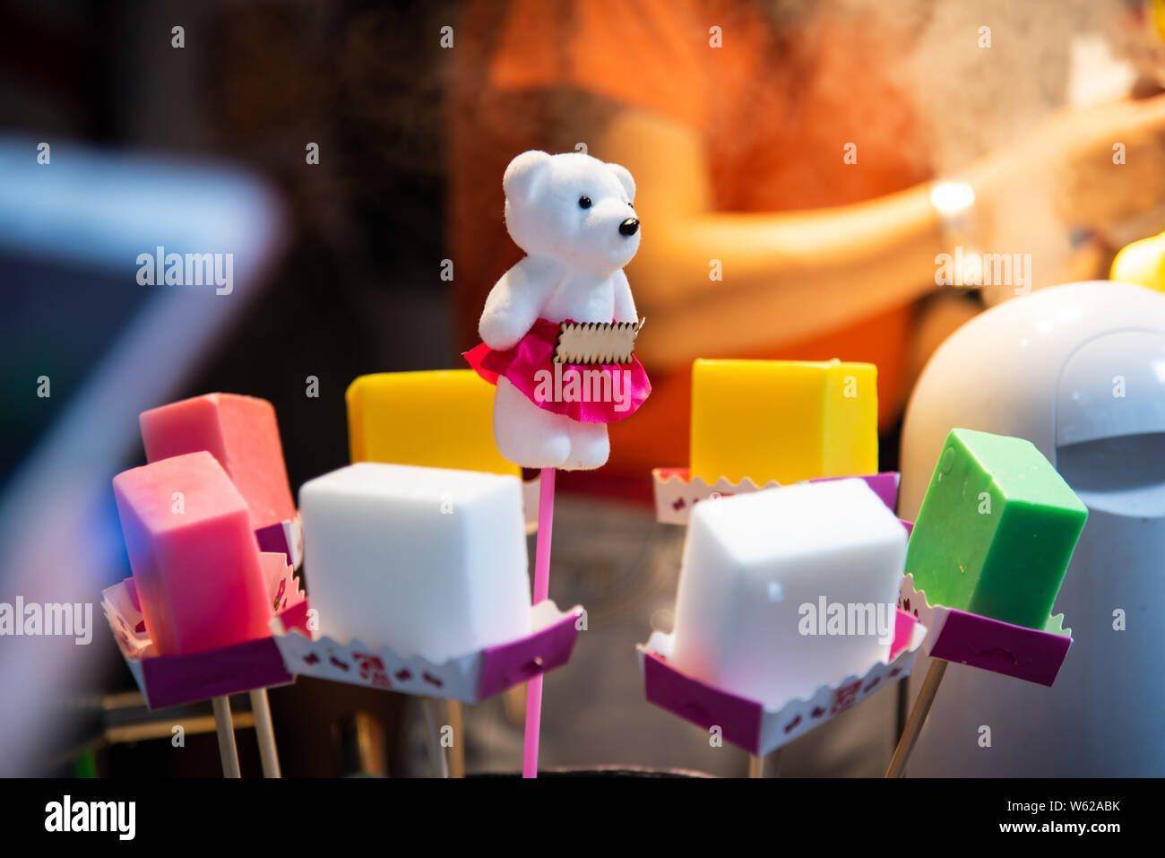Colorato di gelati in un negozio vicino fino Foto Stock