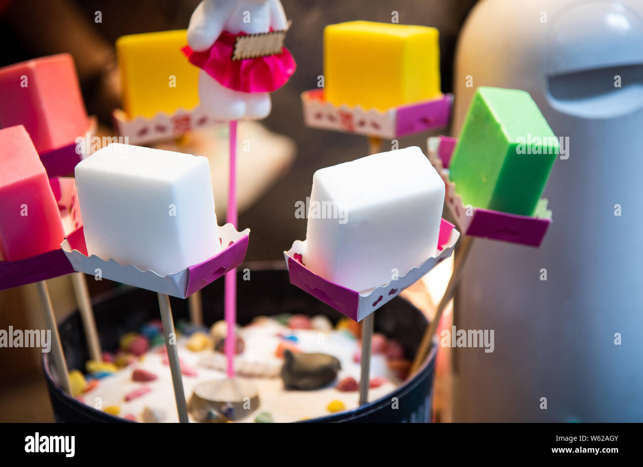 Colorato di gelati in un negozio vicino fino Foto Stock