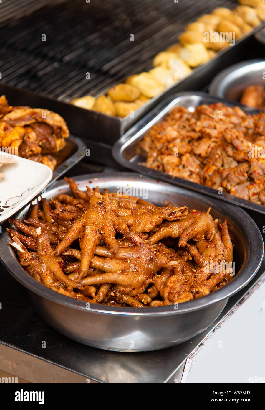 Piedi di pollo delicatessen snack in Cina food street Foto Stock
