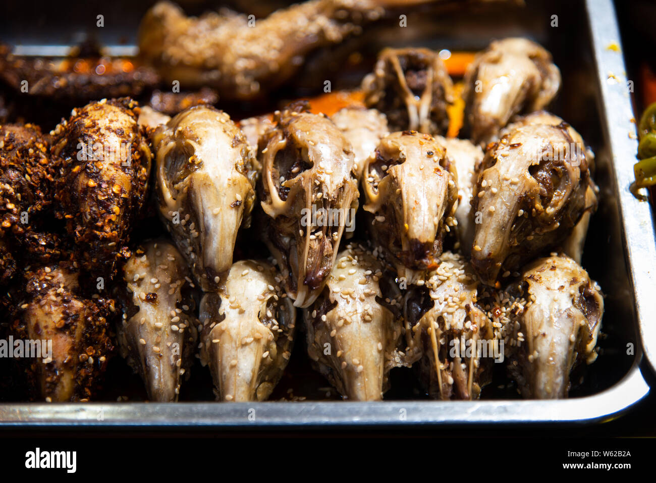 Brasato di testa di coniglio in Cina food street market Foto Stock