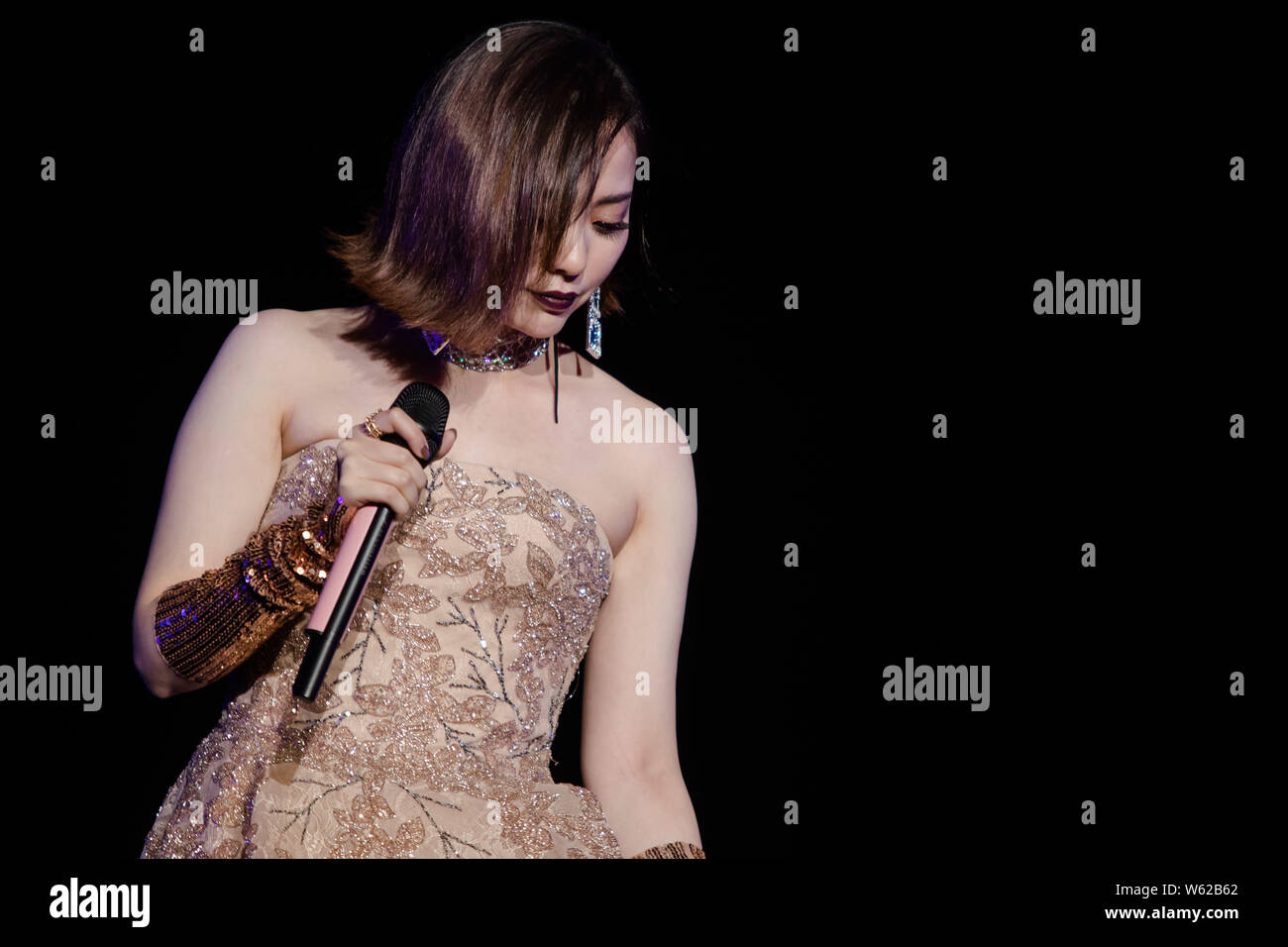 Cantante cinese Zhang Liangying, meglio noto come Jane Zhang, si esibisce in concerto durante il suo "Jane's Secret " world tour nella città di Nanjing, Cina orientale" Foto Stock