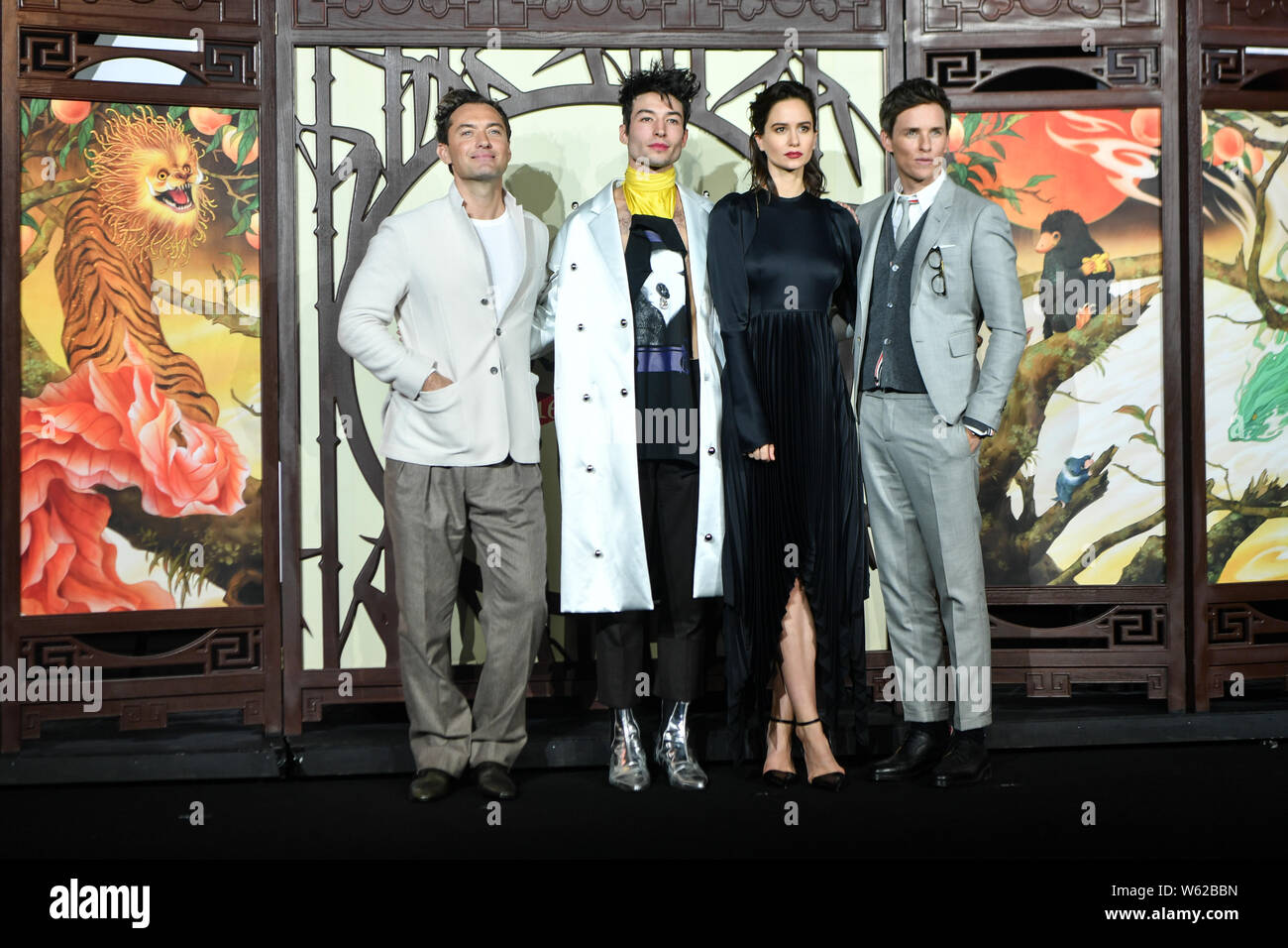 (Da sinistra) l'attore inglese Jude Law, American attore e cantante Ezra Miller, actrice americano Katherine Waterston e attore inglese Eddie Redmayne atten Foto Stock
