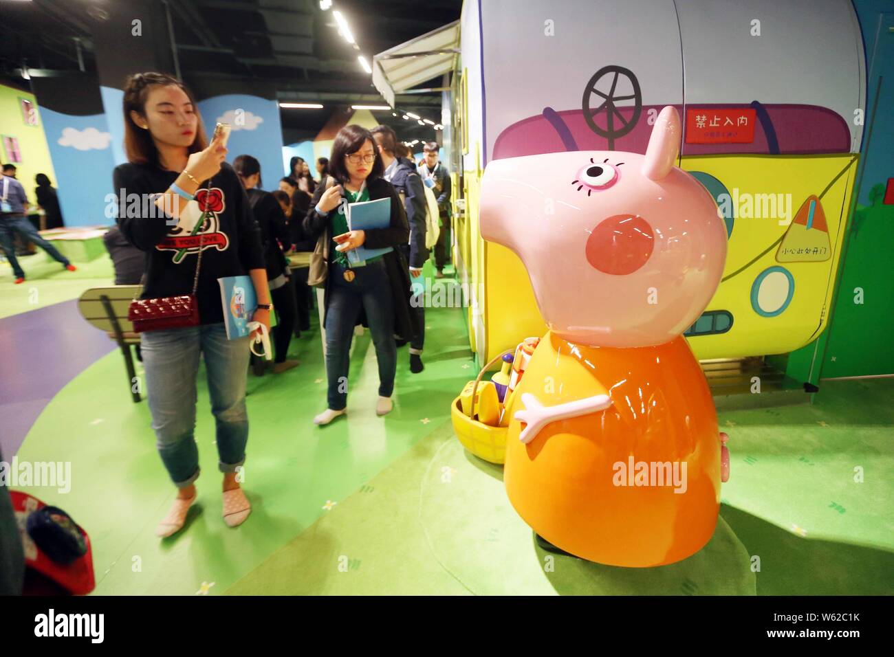 Vista interna del mondo il primo 'Peppa Pig' giochi al coperto centro in Cina a Shanghai, 23 ottobre 2018. Entertainment uno concesso in licenza il suo popolare di capretto Foto Stock