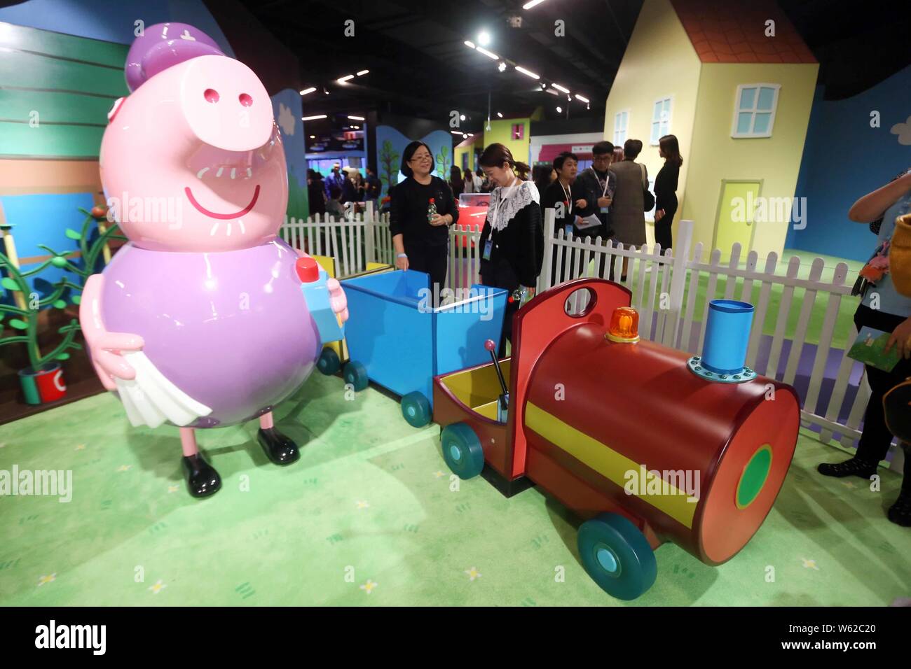 Vista interna del mondo il primo 'Peppa Pig' giochi al coperto centro in Cina a Shanghai, 23 ottobre 2018. Entertainment uno concesso in licenza il suo popolare di capretto Foto Stock