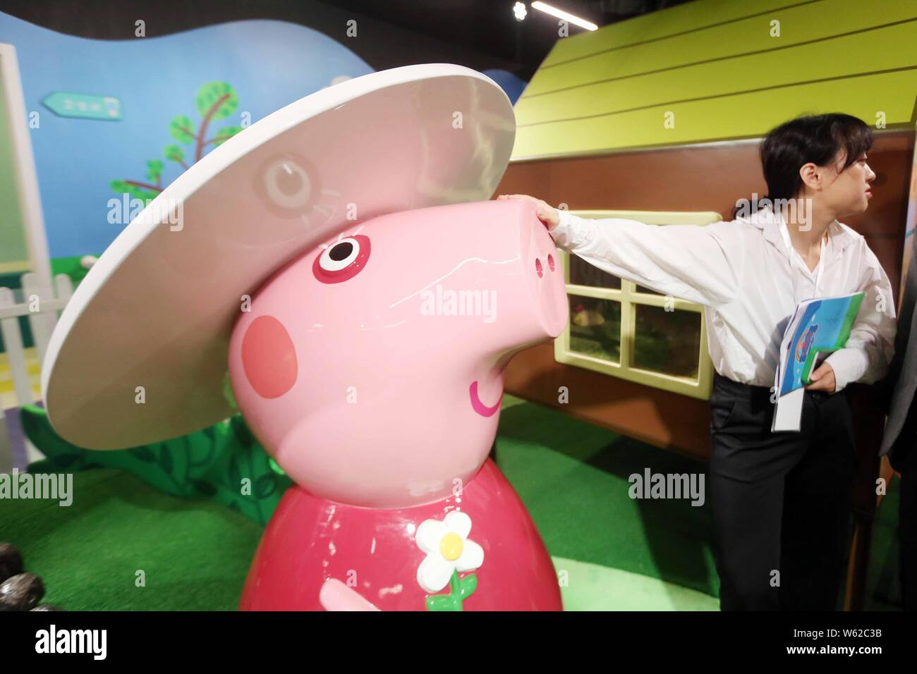 Vista interna del mondo il primo 'Peppa Pig' giochi al coperto centro in Cina a Shanghai, 23 ottobre 2018. Entertainment uno concesso in licenza il suo popolare di capretto Foto Stock