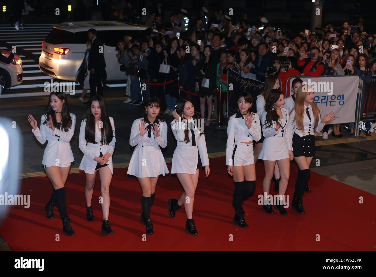 I membri del sud coreano gruppo ragazza Momoland arrivare sul tappeto rosso per la cerimonia di presentazione della 55th Daejong Film Awards, noto anche come Foto Stock